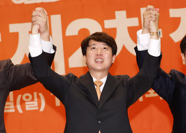 김건희 특검팀이 이준석 개혁신당 대표의 거주지에 대한 압수수색에 나섰다. 사진은 이준석 개혁신당 대표가  개혁신당 제2차 전당대회에서 함께 선출된 최고위원들과 함께 두 손을 들어보이는 모습. /사진=뉴시스