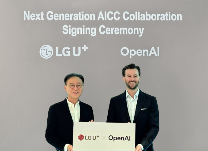 LG유플러스는 오픈AI와 AICC 솔루션 개발을 위한 양해각서(MOU)를 체결했다고 28일 밝혔다. 사진은 오픈AI 싱가포르 오피스에서 열린 협약식에 안형균 LG유플러스 기업AI사업그룹장(왼쪽)과 앤디 브라운 오픈AI 아시아태평양 지역 비즈니스 총괄이 참석해 기념촬영을 하는 모습. /사진=LG유플러스