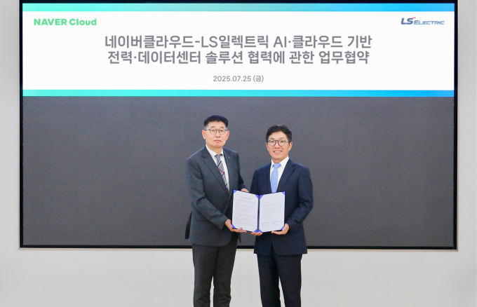 LS일렉트릭과 네이버클라우드는 지난 25일 경기도 성남시 네이버 사옥에서 ‘AI·클라우드 기반 전력·데이터센터 솔루션 협력에 관한 업무협약(MOU)’을 체결했다고 밝혔다. 사진은 (왼쪽부터) 채대석 LS일렉트릭 대표와 김유원 네이버클라우드 대표./사진=LS일렉트릭