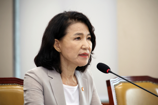 이진숙 방송통신위원장이 자신의 여름 휴가가 재난 상황을 이유로 반려된 것에 대해 유감을 표했다. 사진은 이 위원장이 과학기술정보방송통신위원회 전체회의에서 김현 더불어민주당 의원의 질문에 답하는 모습. /사진=뉴시스