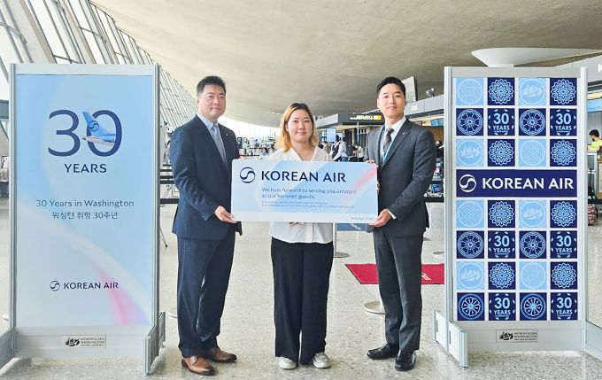 대한항공이 미국 워싱턴 취항 30주년을 맞아 최근 워싱턴 덜레스 국제공항에서 기념행사를 열었다. 사진은 기념행사에 참석했던 이병훈(왼쪽부터) 대한항공 미동부지점장, 인천행 KE094편 탑승객 가운데 30번째로 수속한 승객 이윤주씨, 석인학 워싱턴공항지점장. /사진=대한한공