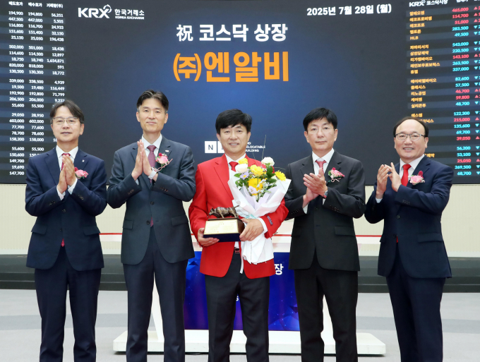 28일 코스닥 상장한 엔알비 주가가 장 초반부터 급락했다. 사진은 엔알비 상장 기념식에서 기념 촬영하는 강건우 엔알비 대표이사와 이성 NH투자증권 IB사업부 총괄대표./사진=한국거래소 제공
