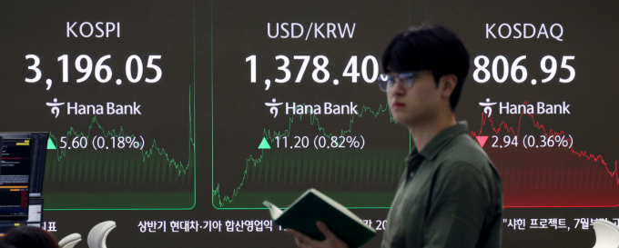 국내 증시가 28일 하락세다. 사진은 지난 25일 서울 중구 하나은행 딜링룸에서 딜러들이 업무를 보는 모습. /사진=뉴시스