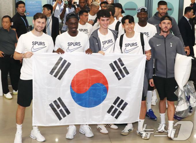 지난해 태극기를 들고 입국한 토트넘 선수들. 2024.7.28/뉴스1 ⓒ News1 임세영 기자