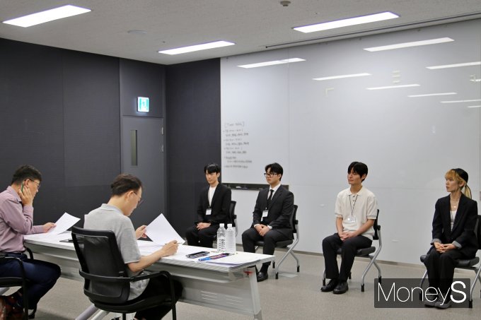 광주신세계 '대학생 현장 실습 교육'에 참여한 대학생들이 모의면접을 실시하고 있다/사진=광주신세계 제공.
