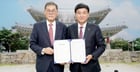 지난해 7월2일 경기 광주시청 6층 비전홀에서 방세환 시장(왼쪽)이 홍셩경 세종대학교 행정부총장(오른쪽)과 융복합 클러스터 조성사업을 위한 업무협약(MOU)을 체결했다. /사진제공=광주시