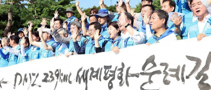 김동연 경기도지사(오른쪽에서 다섯 번째)가 28일 파주 임진각에서 통일걷기 출정식을 마치고 참석자들과 기념촬영을 하고 있다.  /사진제공=경기도