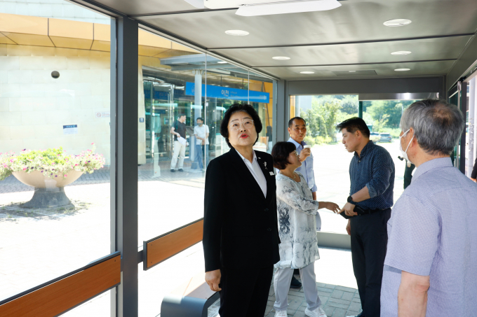 김경희 이천시장이 이천역에 설치된 스마트 쉘터를 둘러보고 있다. /사진제공=이천시