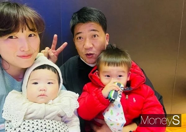 추락사고로 뇌사 판정을 받은 장상빈씨가 뇌사 장기기증으로 4명을 살리고 인체 조직 기증으로 100여 명 환자의 기능적 장애 회복에 희망을 선물했다. 뇌사 장기기증으로 4명을 살린 장상빈 씨(오른쪽 위) 가족. /사진 제공=한국장기조직기증원