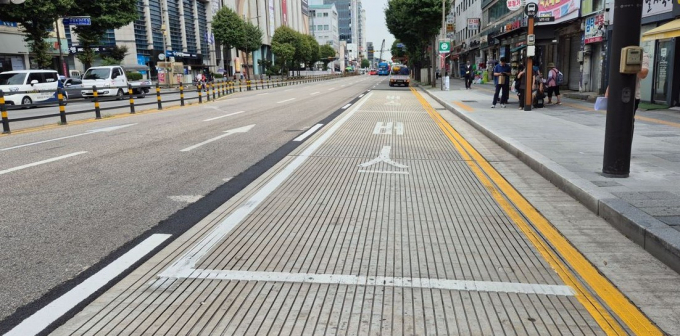 도로 변형을 막기 위해 내구성 높은 프리캐스트 콘크리트로 포장한 만안구 남부시장 버스정류장 앞 도로. /사진=안양시 
