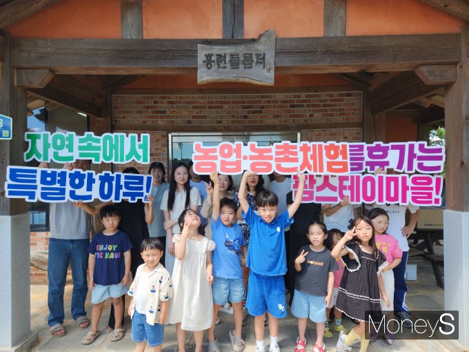 농협전남본부는지난 26일 나주시 산포면의 홍련 팜스테이마을에서 농촌관광 서포터즈 가족들을 초청해 '농촌에서 여름휴가 보내기 캠페인'을 실시했다/사진=농협전남본부 제공.