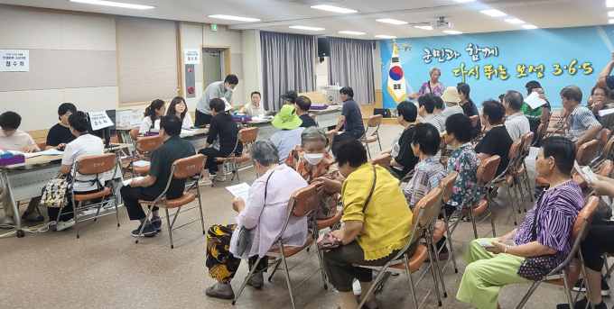                                        정부 민생회복 소비쿠폰 신청하는 보성군민들/보성군