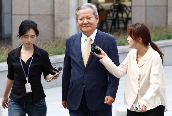 내란특검팀이 28일 이상민 전 행정안전부 장관에 대한 구속영장을 청구했다. 사진은 지난 25일 이상민 전 행정안전부 장관이 서울 서초구 서울고등검찰청에 마련된 내란 특검 사무실에서 '언론사 단전·단수 의혹' 관련 피의자 조사를 받기 위해 출석하고 있는 모습. /사진=뉴스1