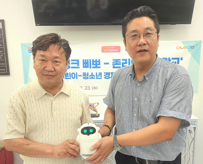 디지털 경제 교육 플랫폼 '퓨처뱅크삐뽀'와 가치투자 교육 브랜드 '존리의 부자학교'가 손잡고 어린이·청소년을 위한 체계적 경제금융교육 콘텐츠 개발에 나섰다. 사진은 존리의 부자학교 존리 대표(좌측)와 ㈜애드벌룬 김관석 대표의 모습. /사진=