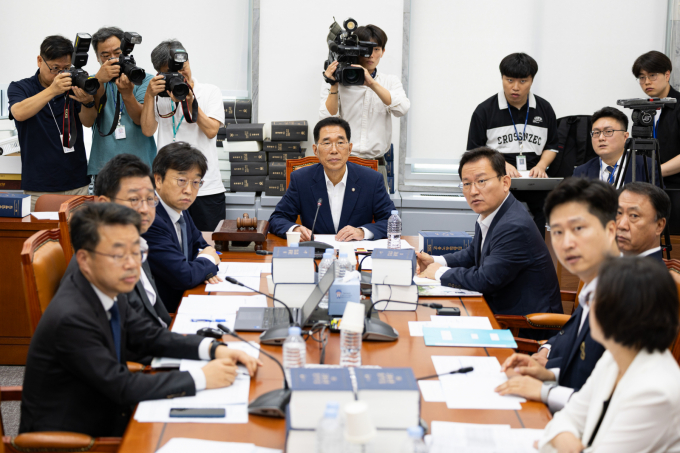 김주영 국회 환경노동위원회 고용노동법안심사소위원장이 28일 서울 여의도 국회에서 열린 제427회 국회(임시회) 제1차 고용노동법안심사소위원회를 주재하고 있다. 환노위는 이날 소위를 열고 노동조합 및 노동관계조정법 일부개정법률안(노란봉투법)을 심사한다. / 사진=뉴스1 유승관 기자