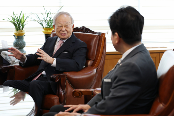 손경식 한국경영자총협회 회장이 지난 24일 서울 마포구 한국경영자총협회를 방문한 김영훈 고용노동부 장관에게 노조법 2·3조 개정안에 대한 우려를 전했다. / 사진=뉴스1 오대일 기자