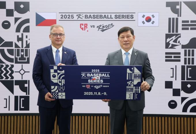 한국 야구대표팀이 오는 11월 체코대표팀과 두 차례 평가전을 치른다. 허구연 KBO 총재(오른쪽)와 이반 얀차렉 주한체코대사.(KBO 제공)