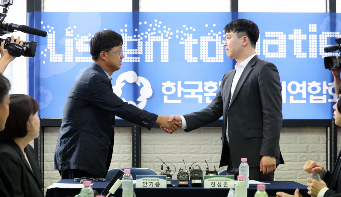   병원을 떠났던 사직 전공의들이 복귀를 앞두고 28일 환자 단체를 만나 사과의 뜻을 전했다.안기종 한국환자단체연합회 대표(왼쪽)와 한성존 대한전공의협의회 비상대책위원장이 28일 서울 영등포구 한국환자단체연합회에서 환자, 전공의 각 입장과 상황을 이야기하기 위해 만나 인사를 나누는 모습. /사진=뉴시스