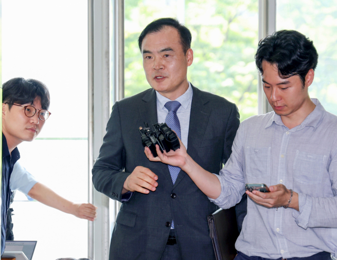 이명현 특별검사팀이 28일 허태근 전 국방부정책실장을 재소환했다. 허 전 실장이 28일 서울 서초구 순직해병 특검 사무실에 참고인 신분으로 출석한 모습. /사진=뉴시스