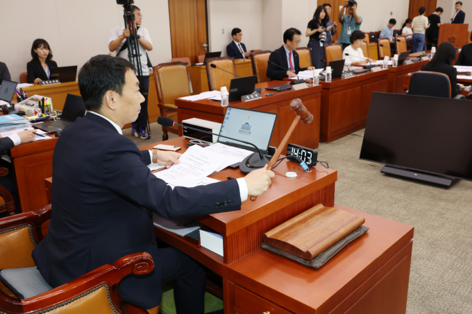더불어민주당이 추진하는 2차 상법 개정안이 국민의힘 의원들이 불참한 가운데 국회 법제사법위원회 법안심사소위를 통과했다. 사진은 28일 오후 서울 여의도 국회에서 열린 법제사법위원회의 제3차 법안심사제1소위원회에서 김용민 소위원장이 상법 일부개정법률안을 상정하고 있는 모습. /사진=뉴스1