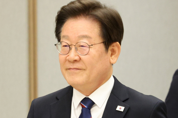 이재명 대통령이 다음달 15일 광화문에서 '국민임명식'을 연다. 사진은 이재명 대통령이 28일 서울 용산 대통령실 청사에서 열린 임명장 수여식에 입장하고 있는 모습. /사진=뉴시스