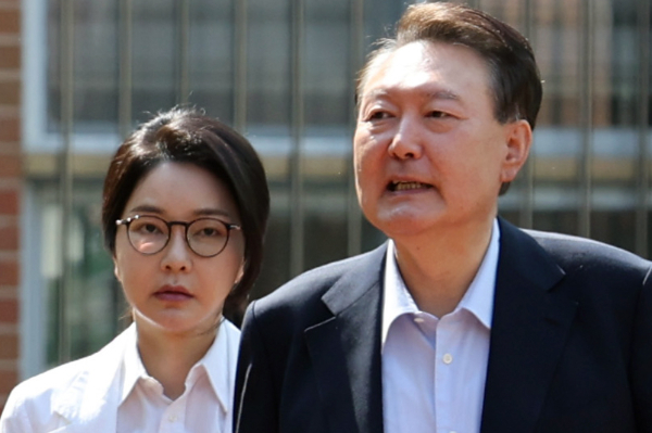 김건희 특별검사팀이 김 여사의 오빠 김진우씨를 소환해 조사하고 있다. 사진은 기사의 이해를 돕기 위한 김건희 여사(왼쪽)와 윤석열 전 대통령(오른쪽)가 제 21대 대통령 선거일인 지난달 3일 오전 서울 서초구 원명초등학교에 마련된 서초4동 제3투표소에서 투표를 하기위해 이동하고 있는 모습. /사진=뉴스1(공동취재단)