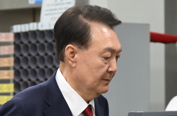 윤석열 전 대통령이 김건희 특검팀 소환조사에 불응할 것으로 보인다. 사진은 윤석열 전 대통령이 지난 9일 서울 서초구 서울중앙지법에서 열린 직권남용 등 혐의 영장실질심사(구속 전 피의자 심문)를 마친 뒤 대기 장소인 서울구치소로 이동하기 위해 법원을 나서고 있는 모습. /사진=뉴시스(공동취재단)