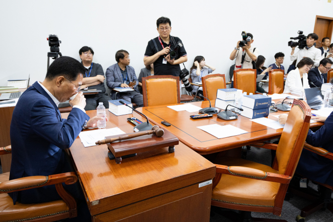 김주영 국회 환경노동위원회 고용노동법안심사소위원장이 28일 서울 여의도 국회에서 열린 제427회 국회(임시회) 제1차 고용노동법안심사소위원회에서 야당 의원들을 기다리며 물을 마시고 있다. / 사진=뉴스1 유승관 기자 