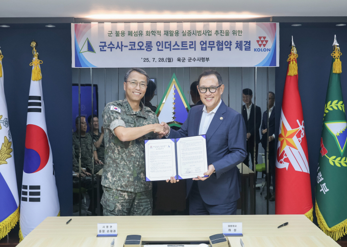 허성 코오롱인더스트리 대표이사(오른쪽)와 손대권 육군군수사령부 사령관(왼쪽)이 업무협약 체결 후 기념촬영을 하고 있다. /사진=코오롱인더스트리