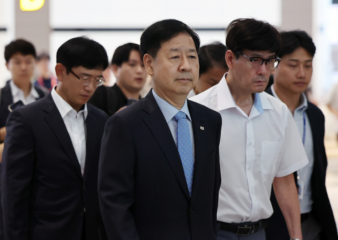 구윤철 경제부총리 겸 기획재정부 장관이 29일 인천국제공항 제2터미널을 통해 미국으로 출국하고 있다. 구 부총리는 미국이 예고한 상호관세 25% 발효일(8월1일) 하루 전날인 오는 31일(현지시간) 미국 워싱턴DC에서 스콧 베선트 미 재무장관과 만나 막판 한미 통상 협상 타결에 나선다. /사진=뉴스1