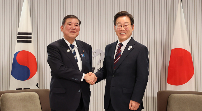 이재명 대통령이 이시바 시게루 일본 총리에게 한일 수교 60주년 기념 리셉션에 참석한 데 대해 감사 서한을 보냈다. 사진은 지난달 17일(현지시각) 이재명 대통령이 캐나다 앨버타주 캐내내스키스 주요 7개국(G7) 정상회의장에서 이시바 시게루 일본 총리와 한일 정상회담에 앞서 악수하고 있는 모습. /사진=뉴시스