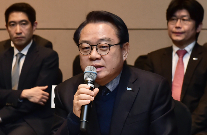HMM의 부산 이전이 가시화되는 가운데 2대 주주인 한국해양진흥공사가 별다른 입장을 내지 않아 그 배경에 관심이 모인다. HMM 의존도가 높은 해진공으로서는 민영화 중단 흐름을 반길 수밖에 없다는 관측도 나온다. 사진은 안병길 해진공 사장의 모습. /사진=임한별 기자