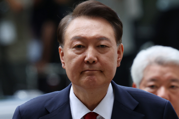 윤석열 전 대통령이 김건희 특검팀 첫 소환조사에 결국 불응했다. 사진은 윤석열 전 대통령이 지난 9일 서울 서초구 서울중앙지방법원에서 열린 구속 전 피의자심문(영장실질심사)을 받기 위해 출석하고 있는 모습. /사진=뉴시스(공동취재단)