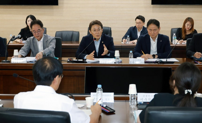 권대영(가운데) 금융위원회 부위원장이 29일 오전 서울 중구 서민금융진흥원에서 열린 개인 연체채권 관리 관련 현장 간담회에서 금융회사의 개인 연체채권 관리 개선방안에 대해 논의했다./사진=금융위원