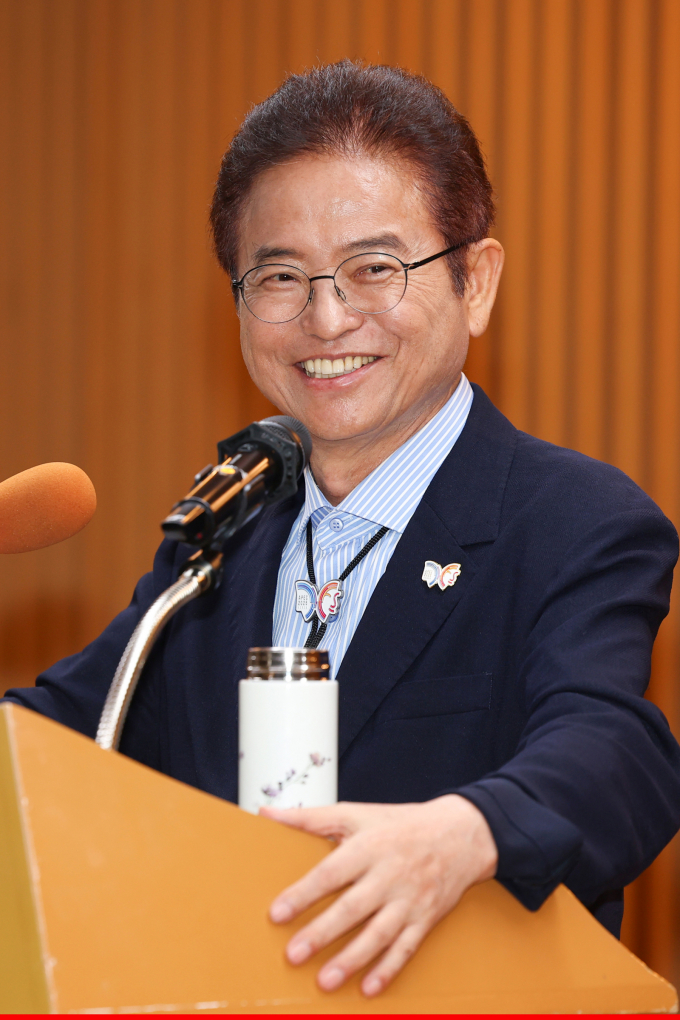 이철우 경북지사가 지난 1일 경북도청 다목적실에서 열린 기자회견에서 기자들과 미소로 인사를 나누고 있다.  이 지사는 기자회견에서  "오는 10월 경주에서 열리는 APEC 2025 정상회의 성공개최에 필요한 모든 지원을 아까지 않겠다"고 말했다./사진제공=뉴스1