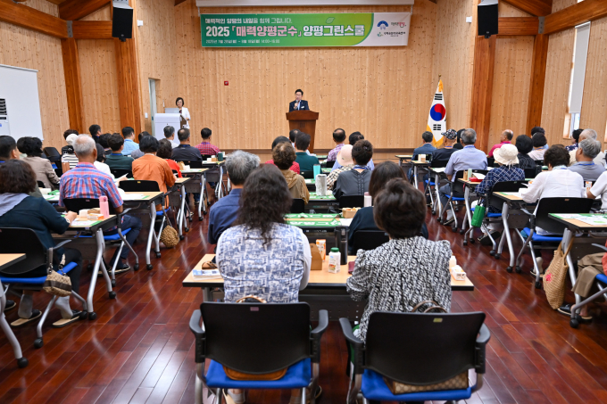 전진선 양평군수가 지난 28일 쉬자파크 산림교육센터에서 열린 '제1회 양평환경학교'개교식에서 축사를 하고 있다. /사진제공=양평군