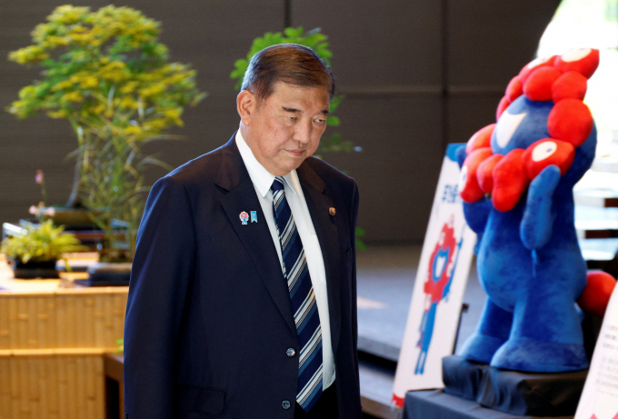 이시바 시게루 일본 총리가 태평양전쟁 격전지였던 이오시마를 방문한 자리에서 종전 80년을 맞아 유력 전문가 의견 청취 후 총리 개인 명의 메시지를 전하겠다고 밝혔다. 사진은 이시바 총리가 지난 25일 일본 도쿄 총리 관저에서 체코 대통령과의 회담을 마친 후 나온 모습. /사진=로이터