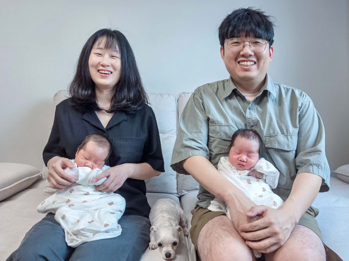 지난 4월 쌍둥이를 출산해 2000만원의 육아동행지원금을 받은 강남경 한화비전 책임(왼쪽) 가족. /사진=한화비전
