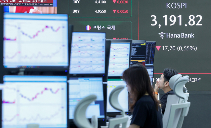 코스피가 29일 오후 상승 반전하면서 3200선을 웃돈다. 사진은 이날 오전 서울 중구 하나은행 본점./사진=뉴스1