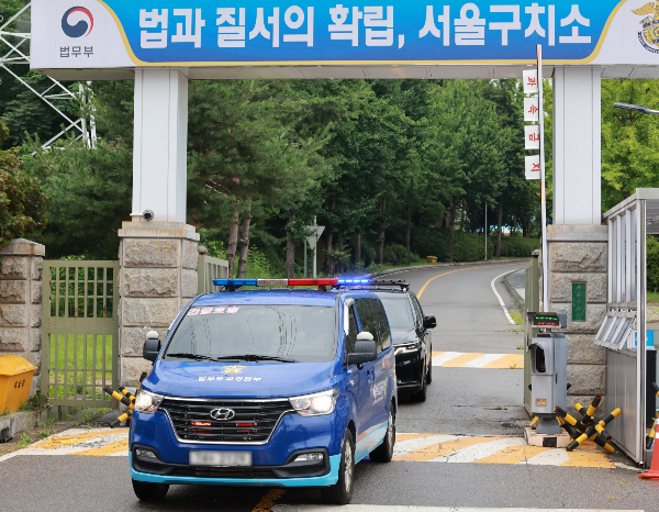 서울구치소 교도관이 금품을 받고 일부 수용자에게 독방을 내준 정황이 발견됐다. 사진은 경기 의왕시 서울구치소에서 호송차량이 나오고 있는 모습. /사진=뉴시스