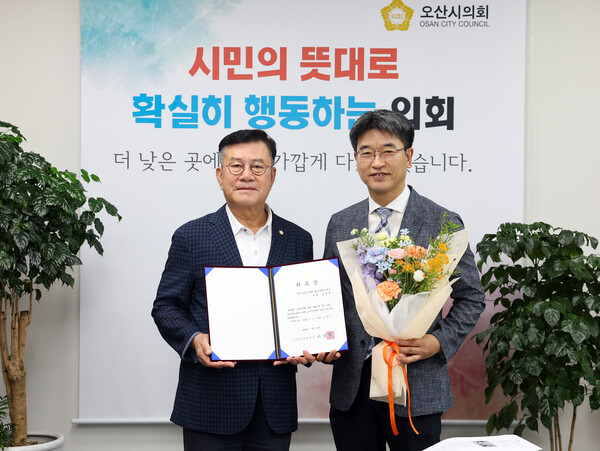 이상복 오산시의장(왼쪽)이 29일 의장  집무실에서 신임 김용석 입법고문과 기념사진을 찍고 있다. /사진제공=오산시의회 