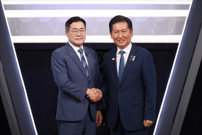 박찬대(왼쪽), 정청래 더불어민주당 당대표 후보가 지난 27일 오후 서울 여의도 KBS 신관 공개홀에서 TV토론회 시작 전 악수를 하며 포즈를 취하고 있다. /사진=뉴스1