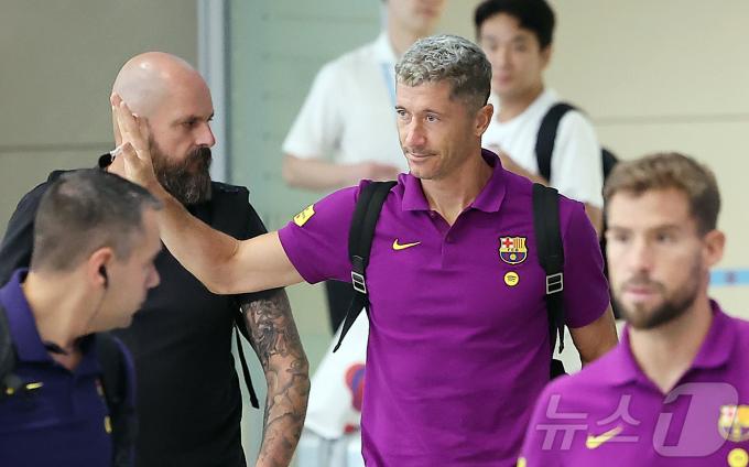 FC 바르셀로나의 로베르트 레반도프스키가 29일 오후 인천국제공항 2터미널을 통해 입국하고 있다. 2025.7.29/뉴스1 ⓒ New