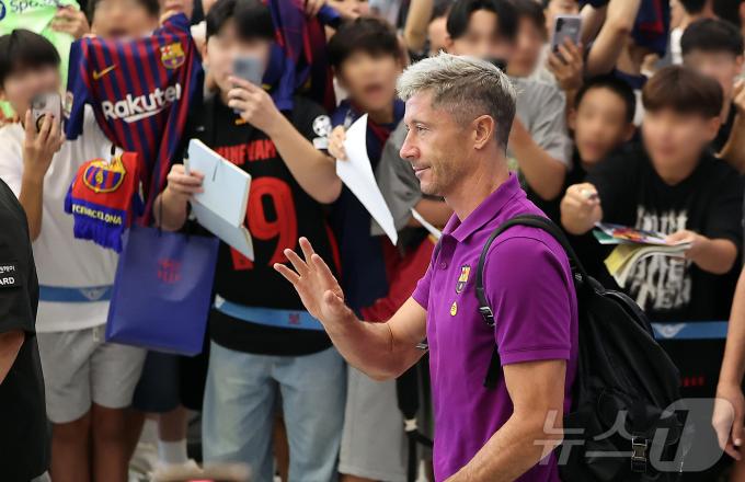 [뉴스1 PICK]'15년 만에 방한' FC바르셀로나, 인천공항은 '들썩들썩'