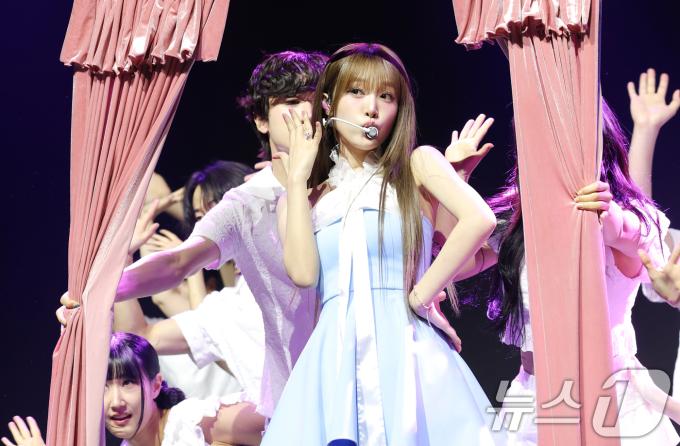 가수 최예나가 29일 오후 서울 용산구 블루스퀘어에서 가진 미니 4집 '블루밍 윙스'(Blooming Wings) 쇼케이스에서 신곡 ‘착하다는 말이 제일 싫어’ 무대를 선보이고 있다. 2025.7.29/뉴스1 ⓒ News1 권현진 기자