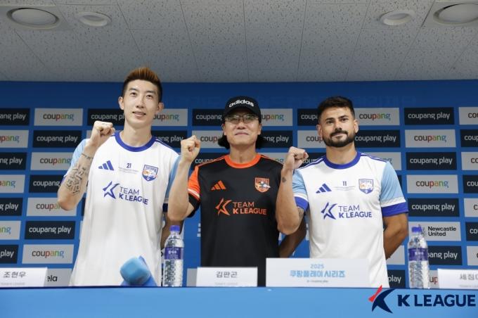 팀 K리그 김판곤 감독(가운데)과 조현우(왼쪽), 세징야(오른쪽)(한국프로축구연맹 제공)