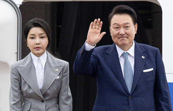 김건희 특검팀이 김건희 여사 오빠 진우씨 장모의 자택을 압수수색하며 이우환 화백의 작품으로 추정되는 그림 등을 압수했다. 사진은 윤석열 전 대통령과 김건희 여사가 지난해 체코로 출국하기 위해 공군 1호기에 올라 인사하는 모습. /사진=뉴스1
