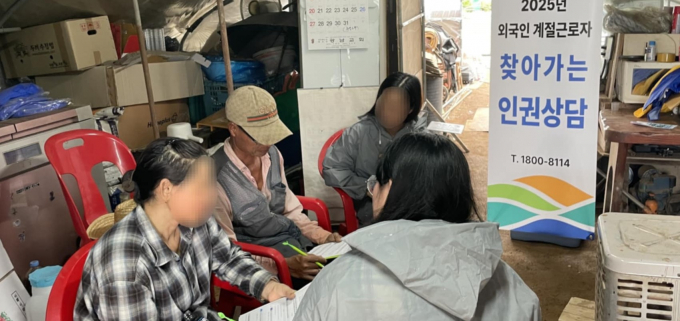 외국인 계절근로자 '찾아가는 인권상담' 모습. /사진제공=경기도