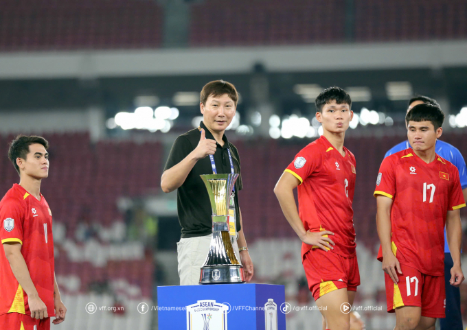 김상식 베트남 감독이 2025 아세안축구연맹 23세 이하 챔피언십에서 우승을 차지했다. 사진은 우승을 축하 중인 김 감독의 모습. /사진=베트남 축구협회 제공
