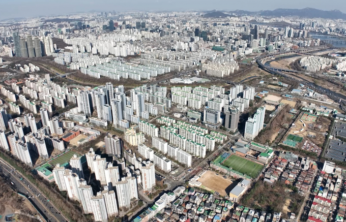  개포우성7차아파트 재건축이 삼성물산 건설부문(이하 삼성물산)과 대우건설의 2파전 구도가 확정된 가운데 시공사 선정 총회가 한 달여 앞으로 다가오면서 조합원 표심 잡기 경쟁이 격화하고 있다. 사진은 개포우성7차 재건축 단지 전경. /사진=대우건설